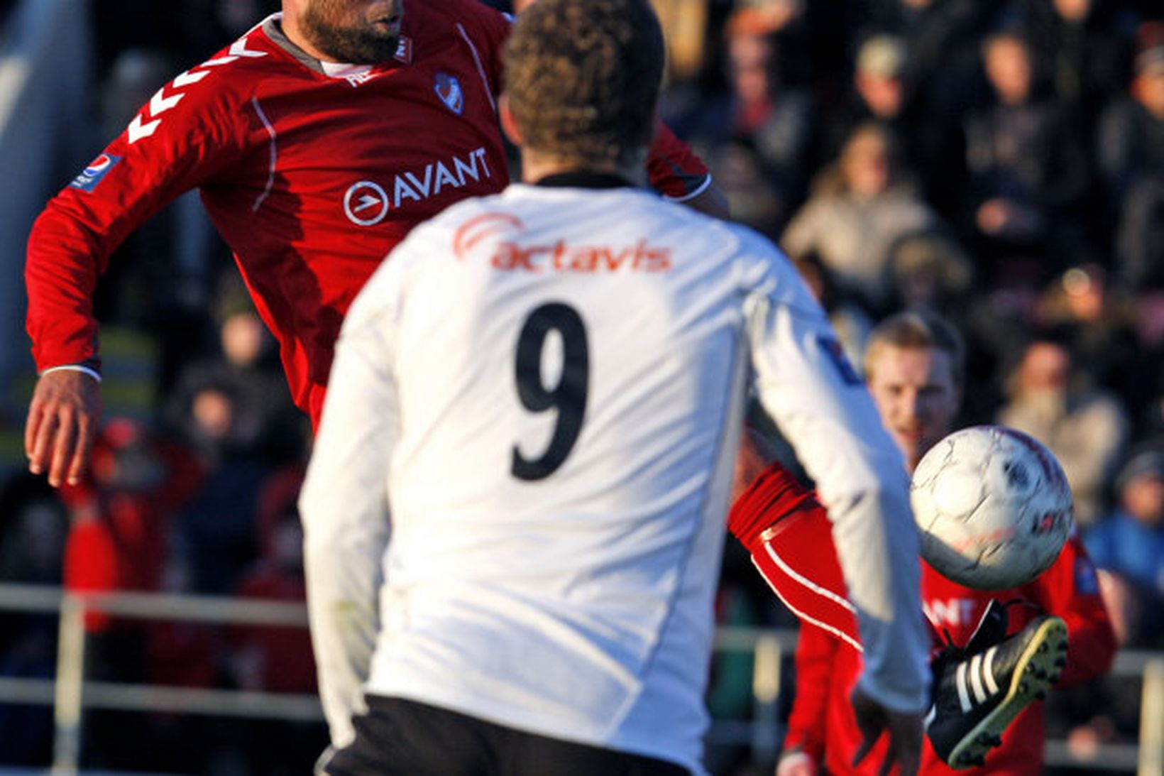 Arnar Gunnlaugsson sækir að marki FH í leiknum í kvöld.