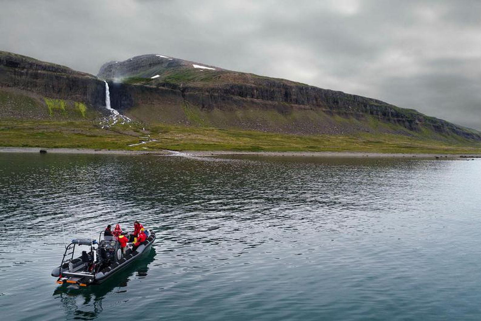 Siglt var með ritstjórann og dóttur hans um Ísafjarðardjúp.