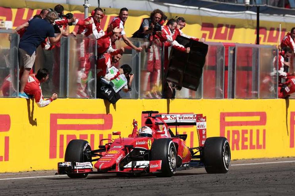 Sebastian Vettel fagnar sigrinum í Hungaroring.
