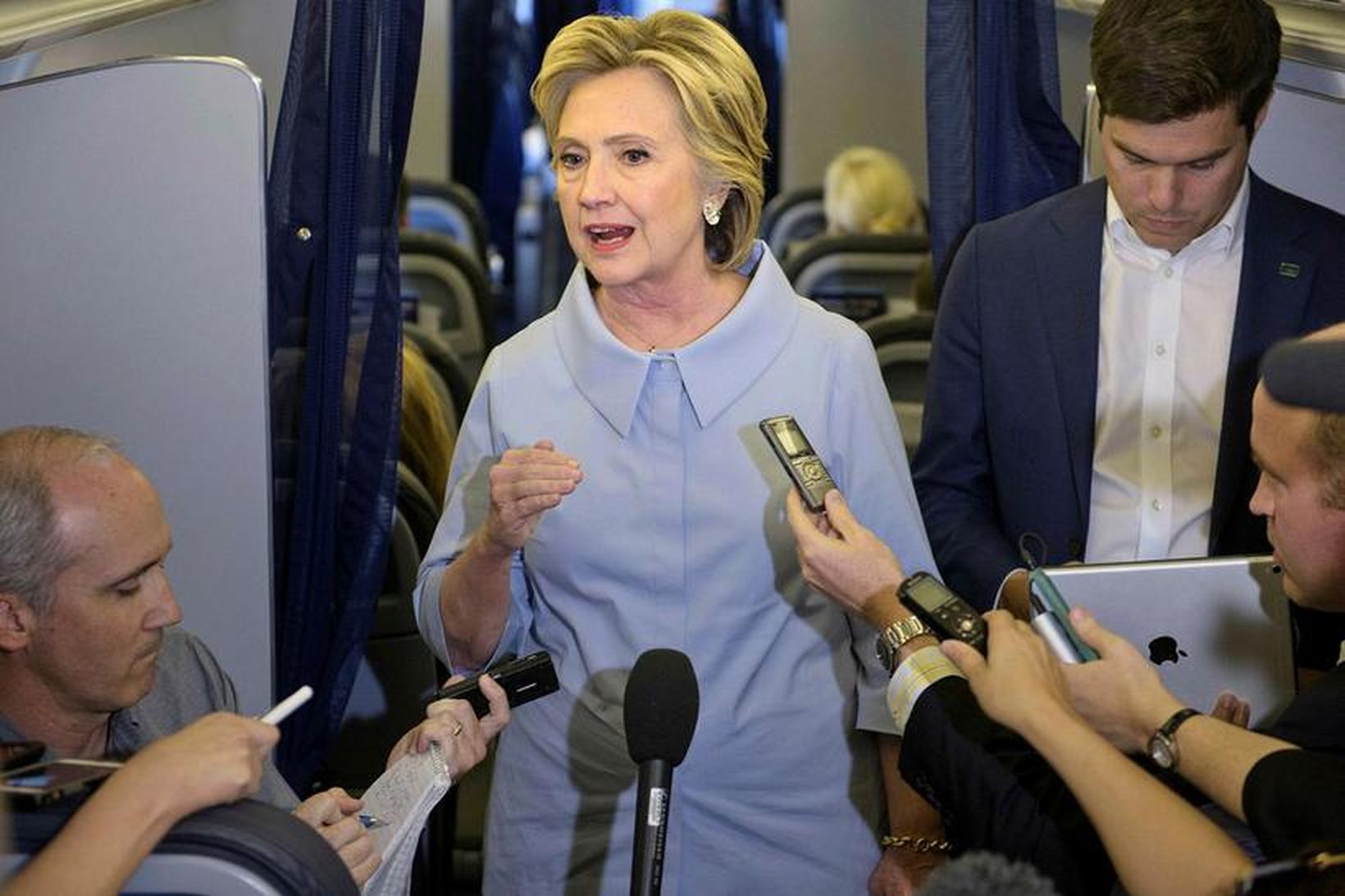Hillary Clinton um borð í kosningaflugvél sinni.