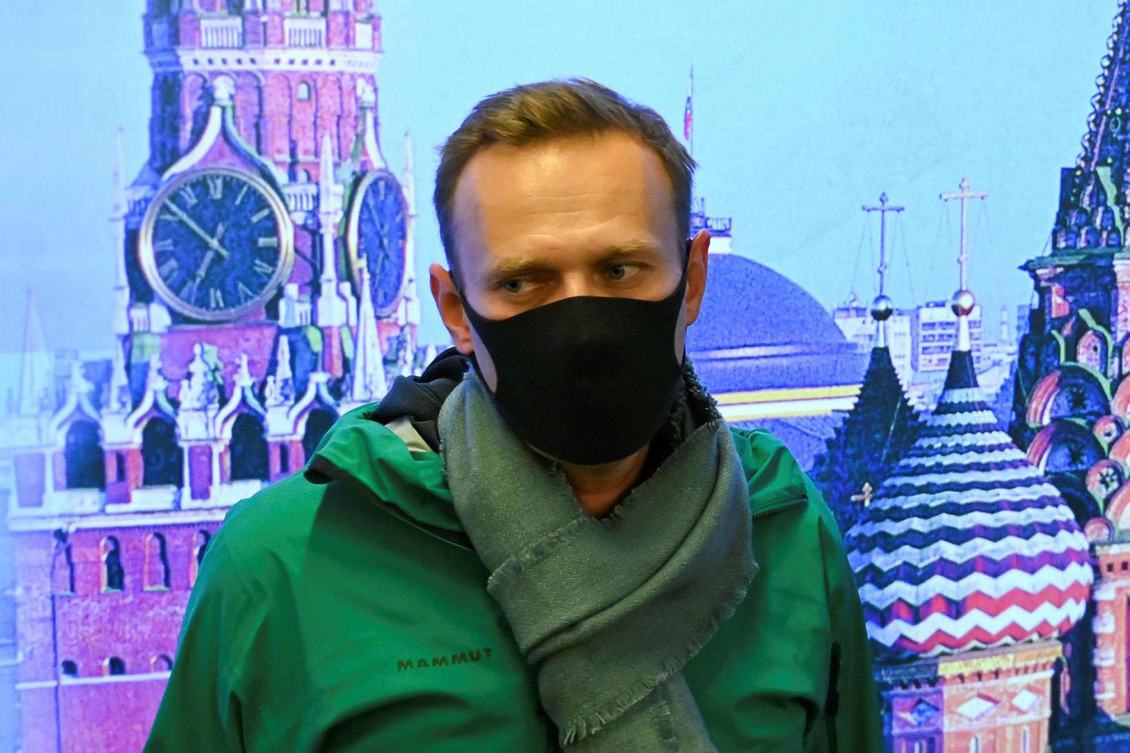 Alexei Navalní á flugvellinum í Rússlandi í gær skömmu áður …