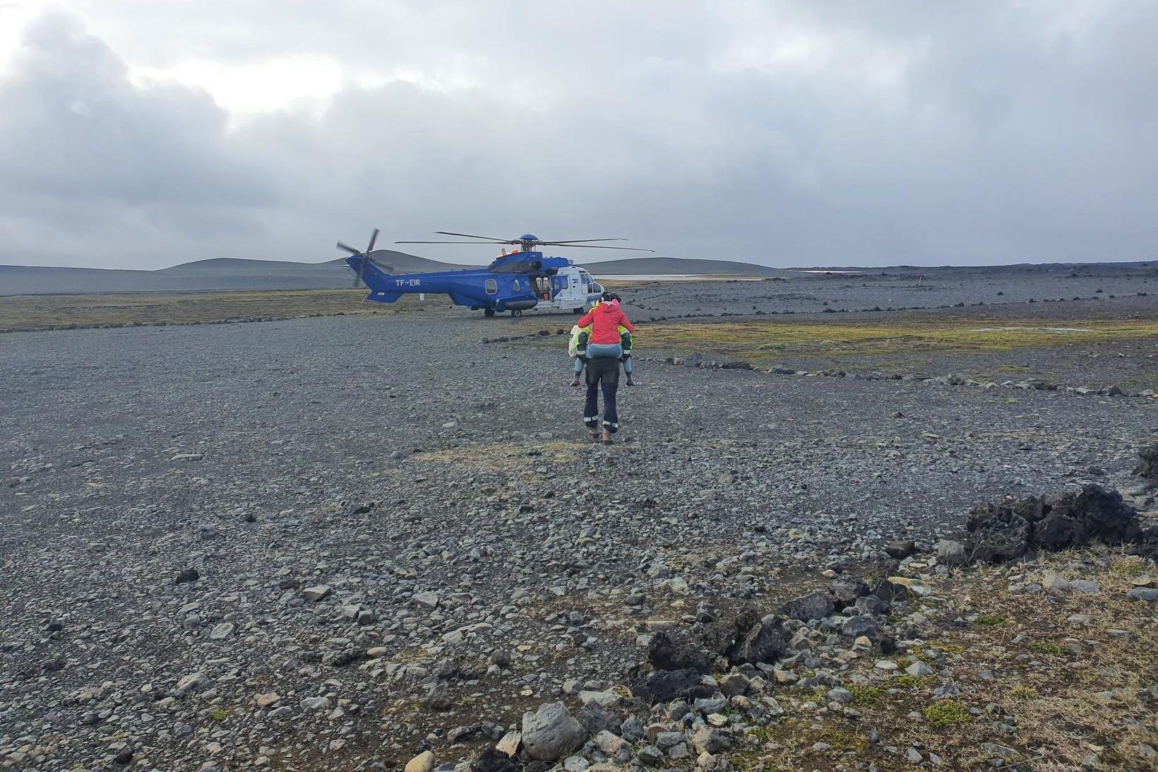 Læknirinn með ferðamanninn á hestbaki.