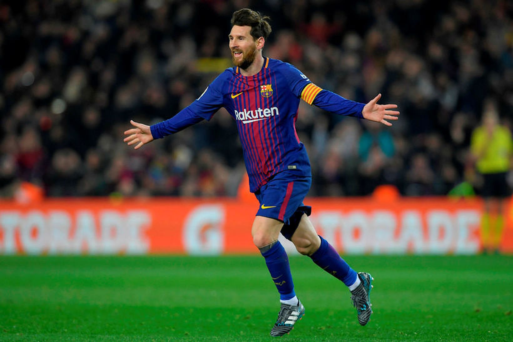 Lionel Messi fagnar hér öðru marki sinna fyrir Barcelona gegn …