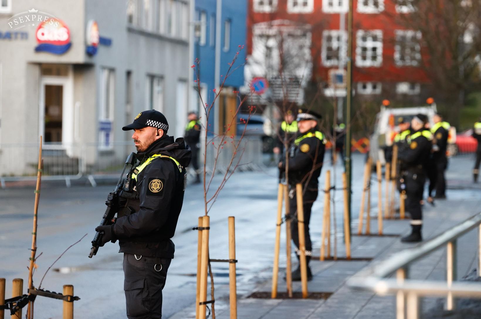 Myndir: Vopnuð lögregla í miðborginni