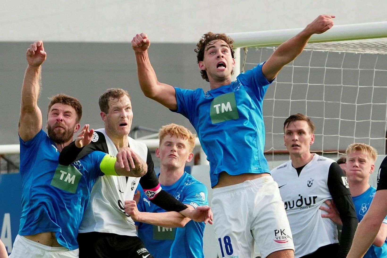 Guðmundur Baldvin Nökkvason í baráttu gegn FH í Bestu deildinni.