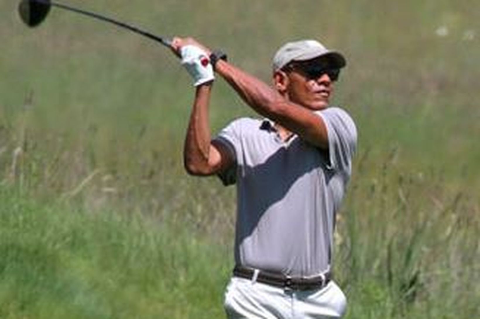 Barack Obama spilar golf í fríinu.