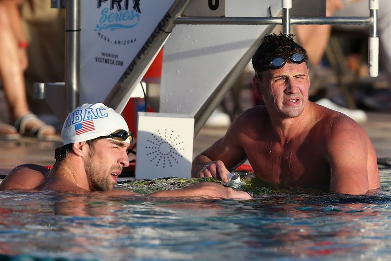 Michael Phelps og Ryan Lochte ræða málin eftir sundið í …