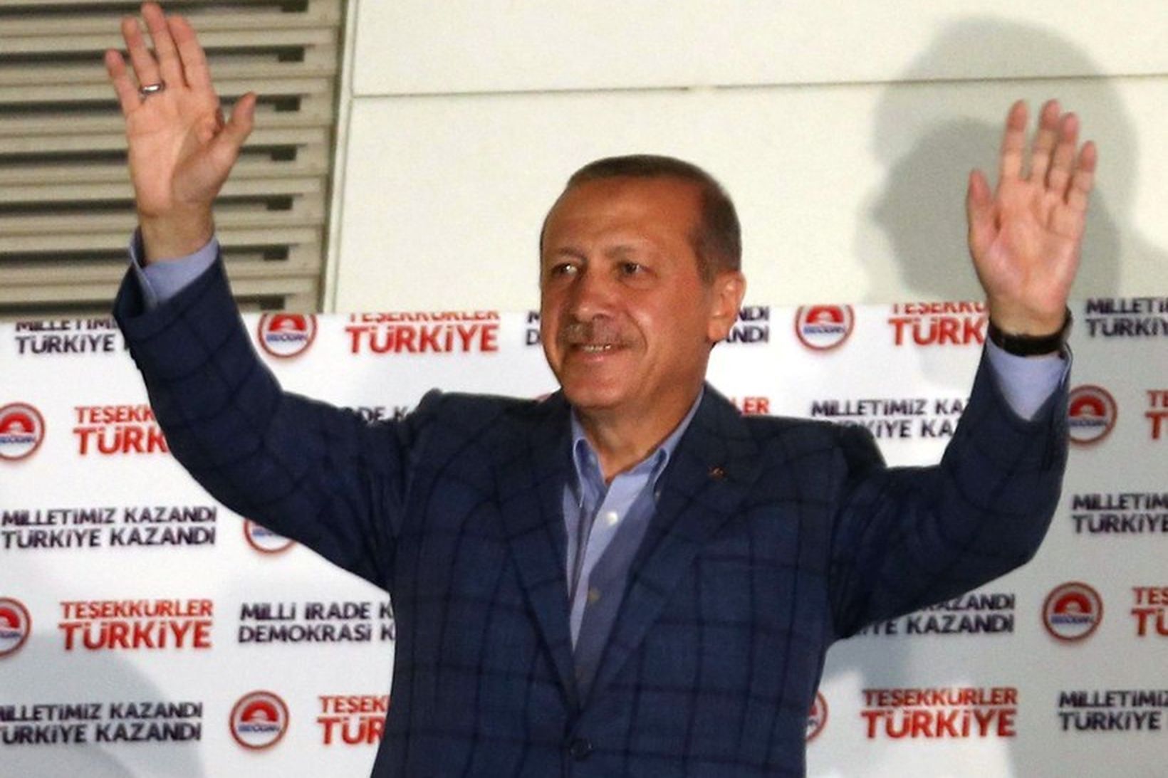 Nýkjörinn forseti Tyrklands, Recep Tayyip Erdoğan, fagnar hér öruggum sigri …