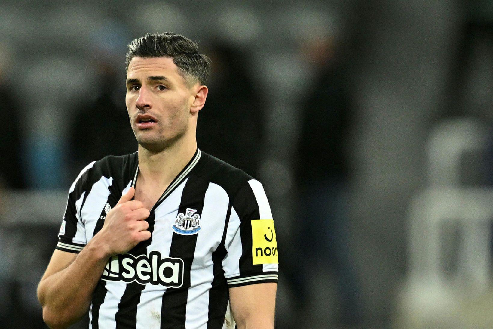 Fabian Schar, varnarmaður Newcastle, var svekktur í leikslok í kvöld.