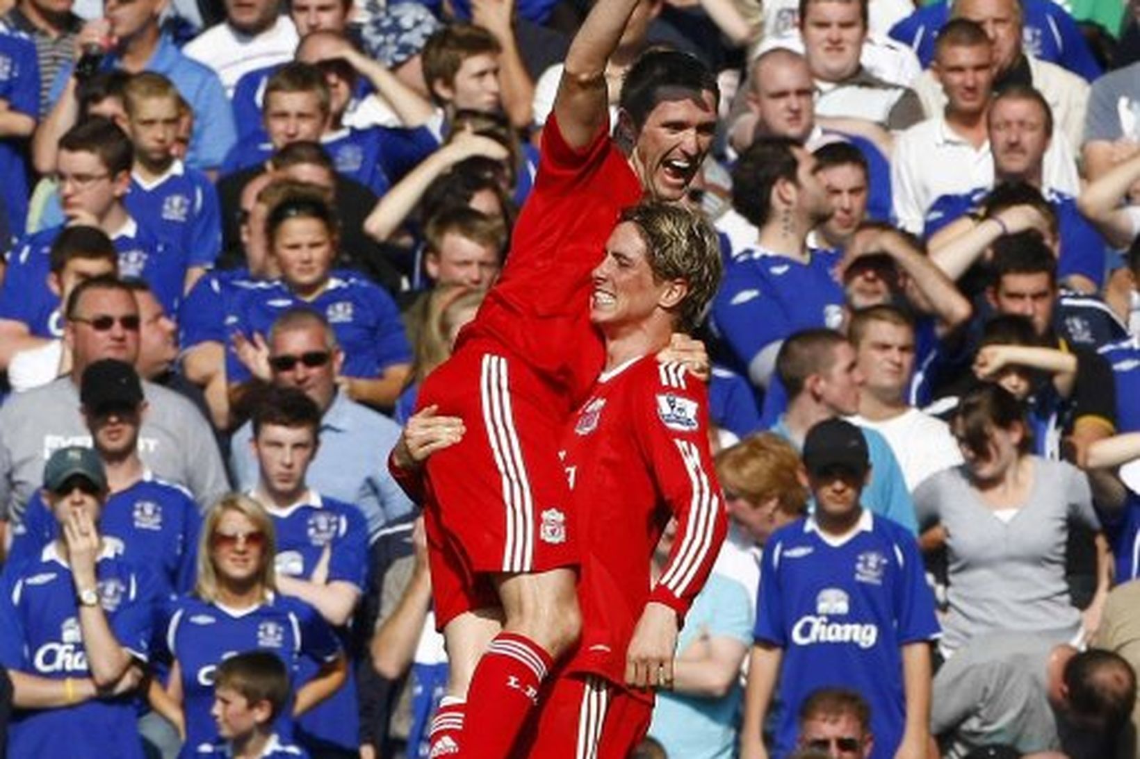 Fernando Torres og Robbie Keane fagna saman marki þess fyrrnefnda …