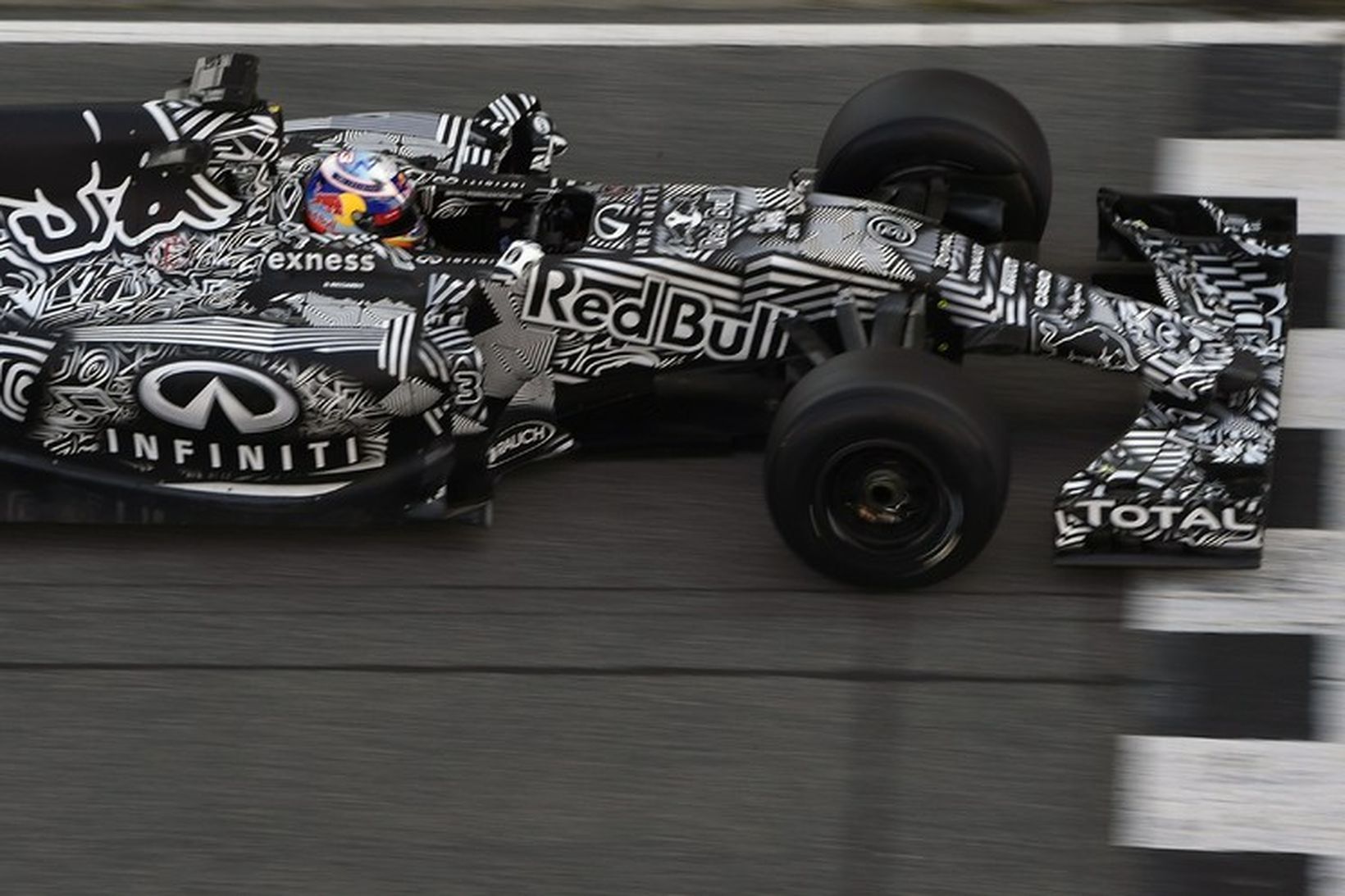 Daniel Ricciardo hjá Red Bull í Barcelona í dag.