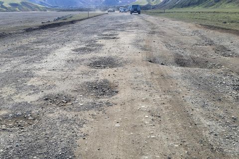 The road to Landmannalaugar is in bad shape with deep potholes and the Ranger in the area says it has seldom been worse.