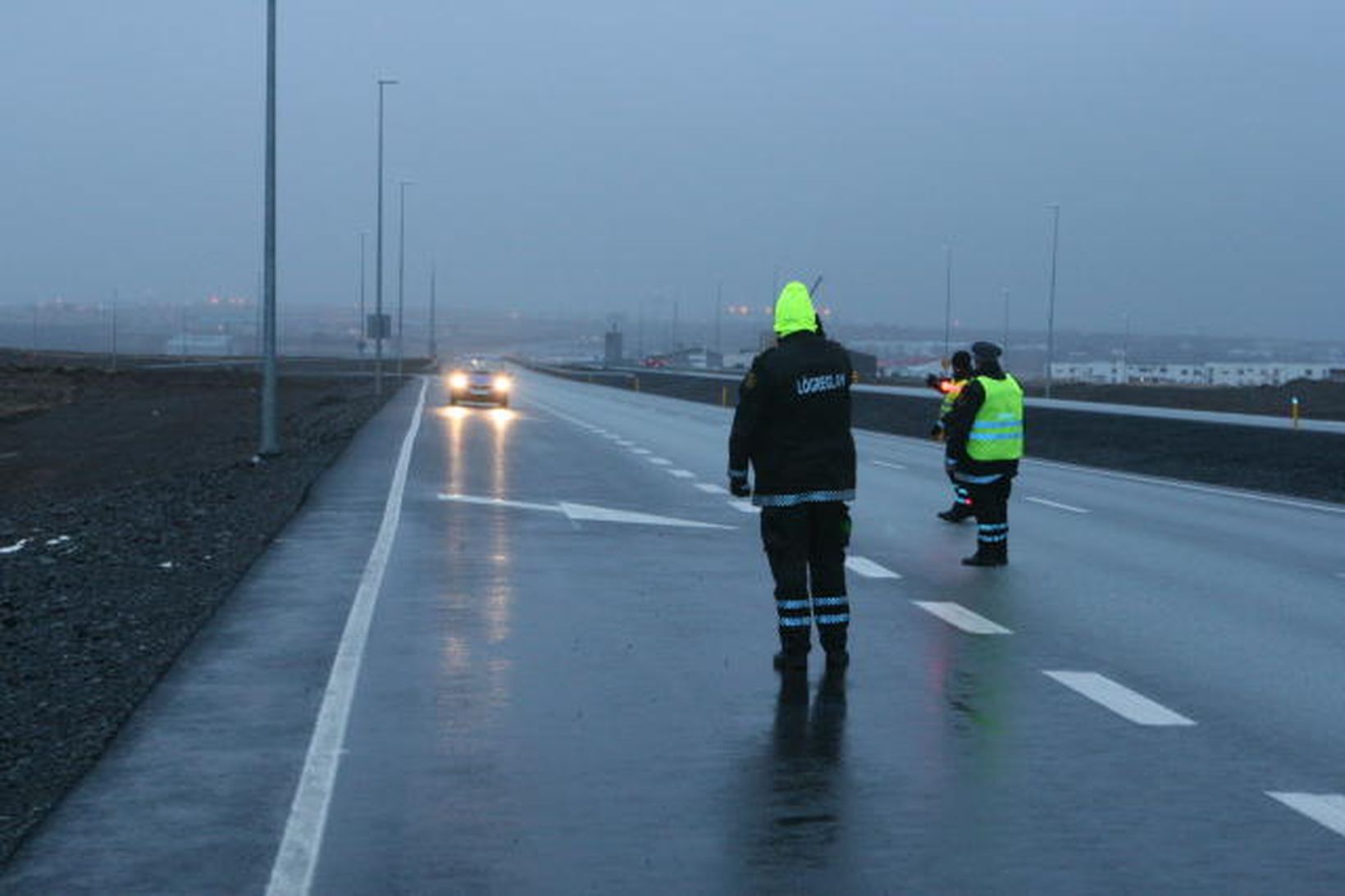 Úr myndasafni. Lögreglan stöðvar bíl á Reykjanesbraut.