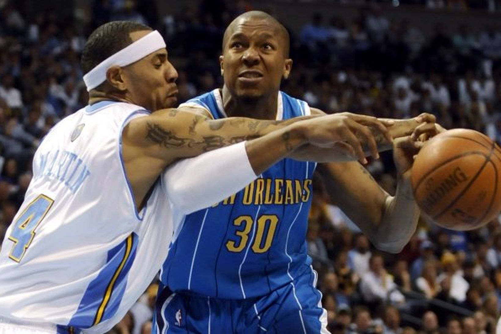 Kenyon Martin hjá Denver brýtur á David West hjá New …