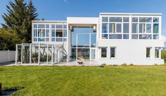 280 milljón króna villa með tvær aukaíbúðir