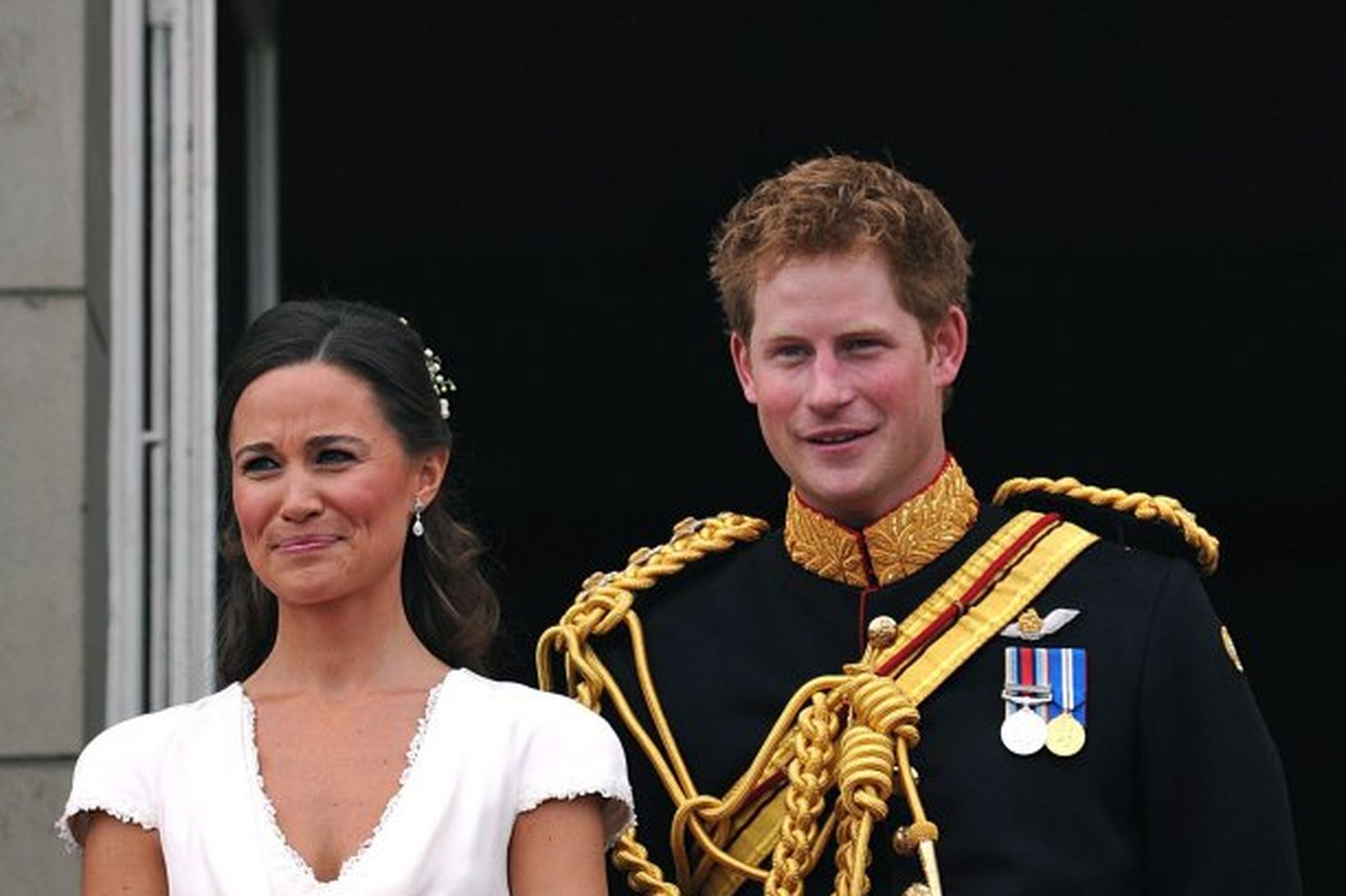 Pippa á svölum Buckinghamhallar ásamt prinsinum Harry.