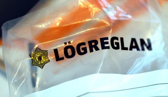 Á barnsaldri með hamar, hnúajárn og fíkniefni