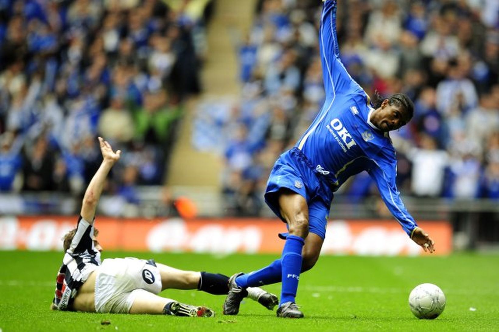 Nwankwo Kanu kom Portsmouth yfir og hefur hér betur í …