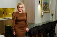 Þórunn við grænu marmaraeyjuna í eldhúsinu.