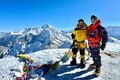 Á toppnum Pema Sherpa og Tómas Guðbjartsson á toppi Ama Dablam. Makalu, eitt hæsta fjall í heimi, í baksýn.