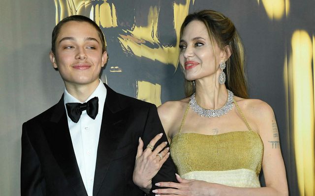 Knox Léon Jolie-Pitt ásamt móður sinni, leikkonunni Angelinu Jolie.