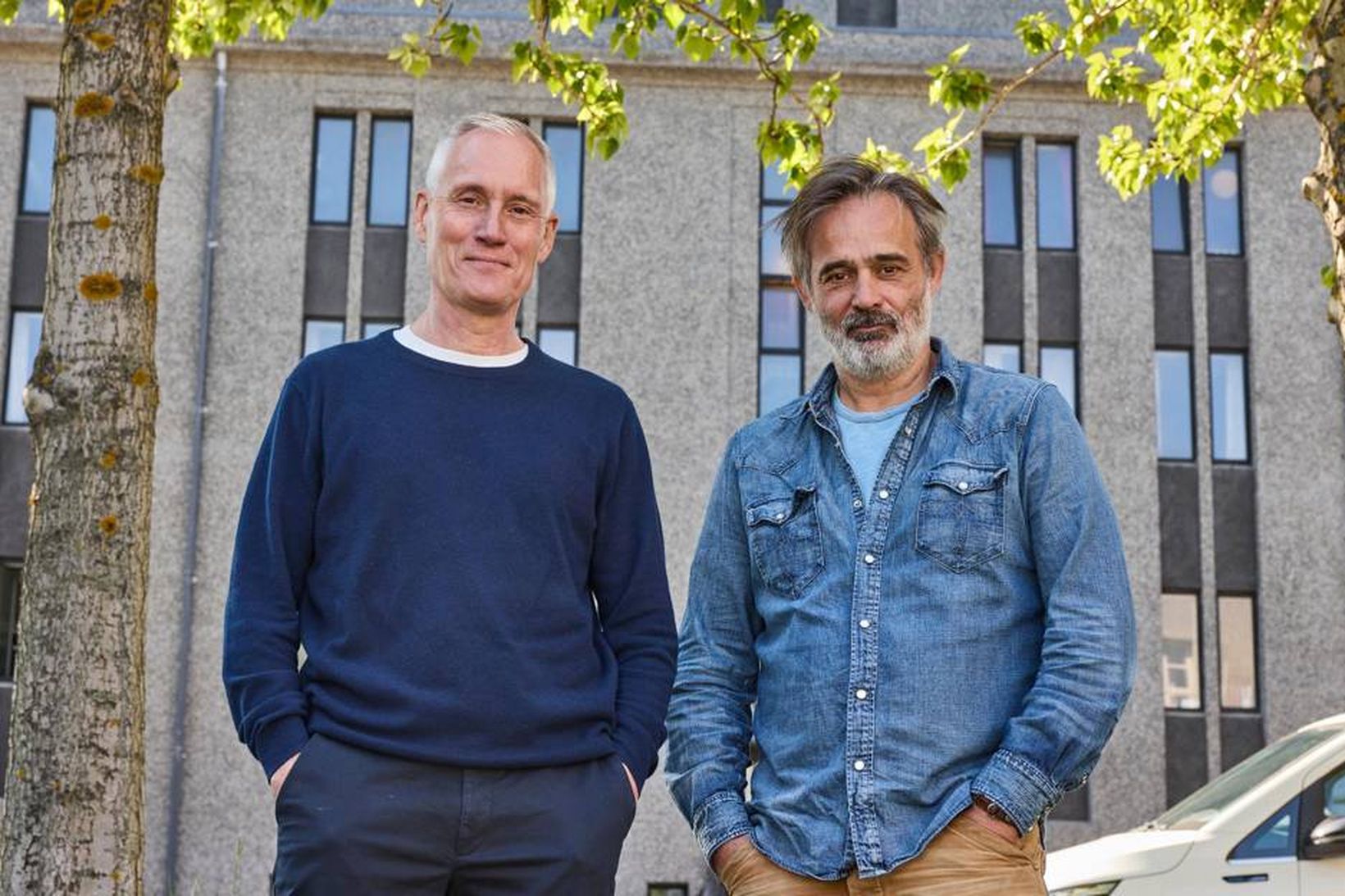Ólafur Jóhann Ólafsson og Baltasar Kormákur með Þjóðleikhúsið í baksýn.