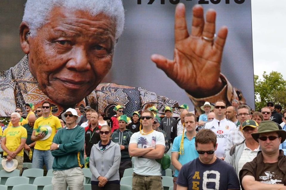 Áhorfendur á krikketleik minnast Mandela með mínútu þögn.