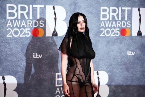 Breska söngkonan Charli XCX staldrar við fyrir ljósmyndara á rauða dreglinum á Brit-verðlaunahátíðinni í Lundúnum …