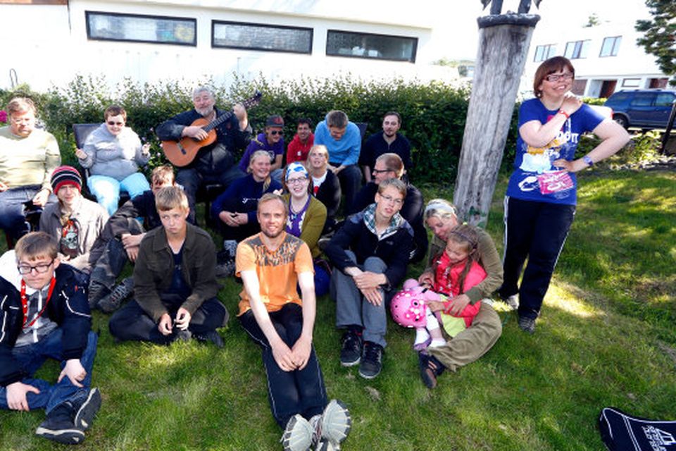 Hópurinn samanstendur af 14 ungmennum sem vinna að hreinsun skóglendis og lagfæringu göngustíga í Breiðholtshvarfi.