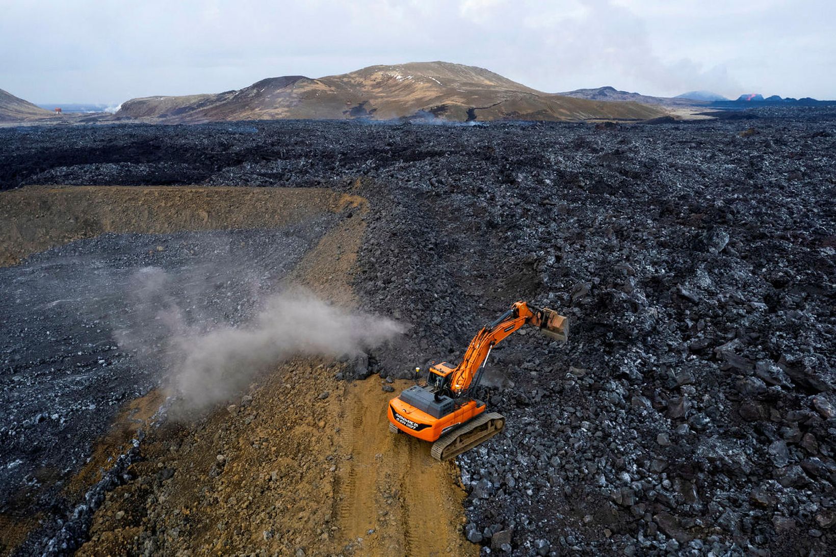 Litið yfir norðausturhluta varnargarða við Grindavík. Til stendur að hækka …