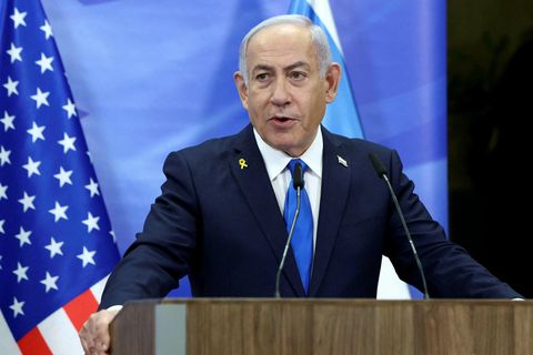 Benjamin Netanyahu forsætisráðherra fyrirskipar að flutningur gagna og birgða verði stöðvaður.