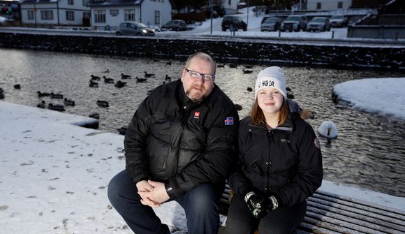 Banka á glugga og biðja um brauð