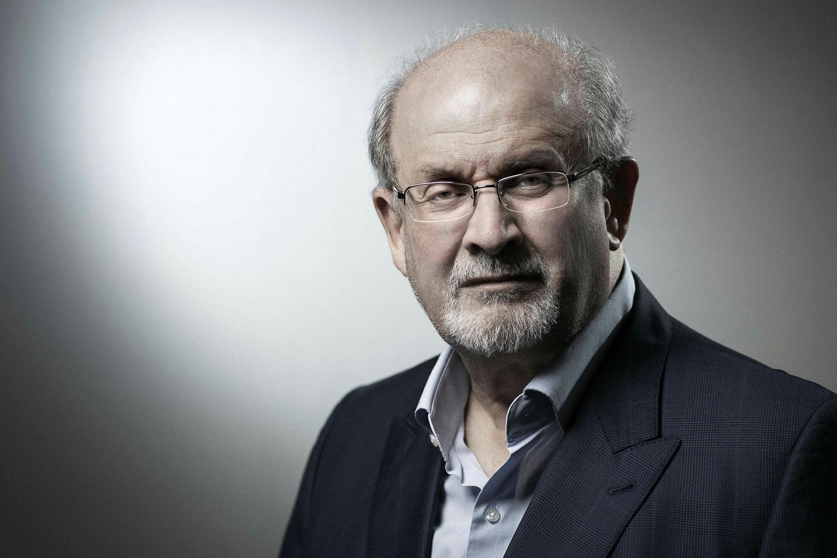 Rushdie segist setjast niður til að skrifa, en úr því …