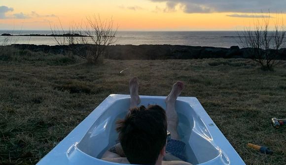 Gróf baðkar í garðinum og nýtur útsýnisins