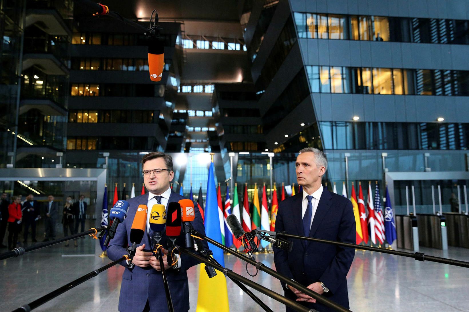 Dmytro Ku­leba, utanríkisráðherra Úkraínu, og Jens Stoltenberg, framkvæmdastjóri NATO.