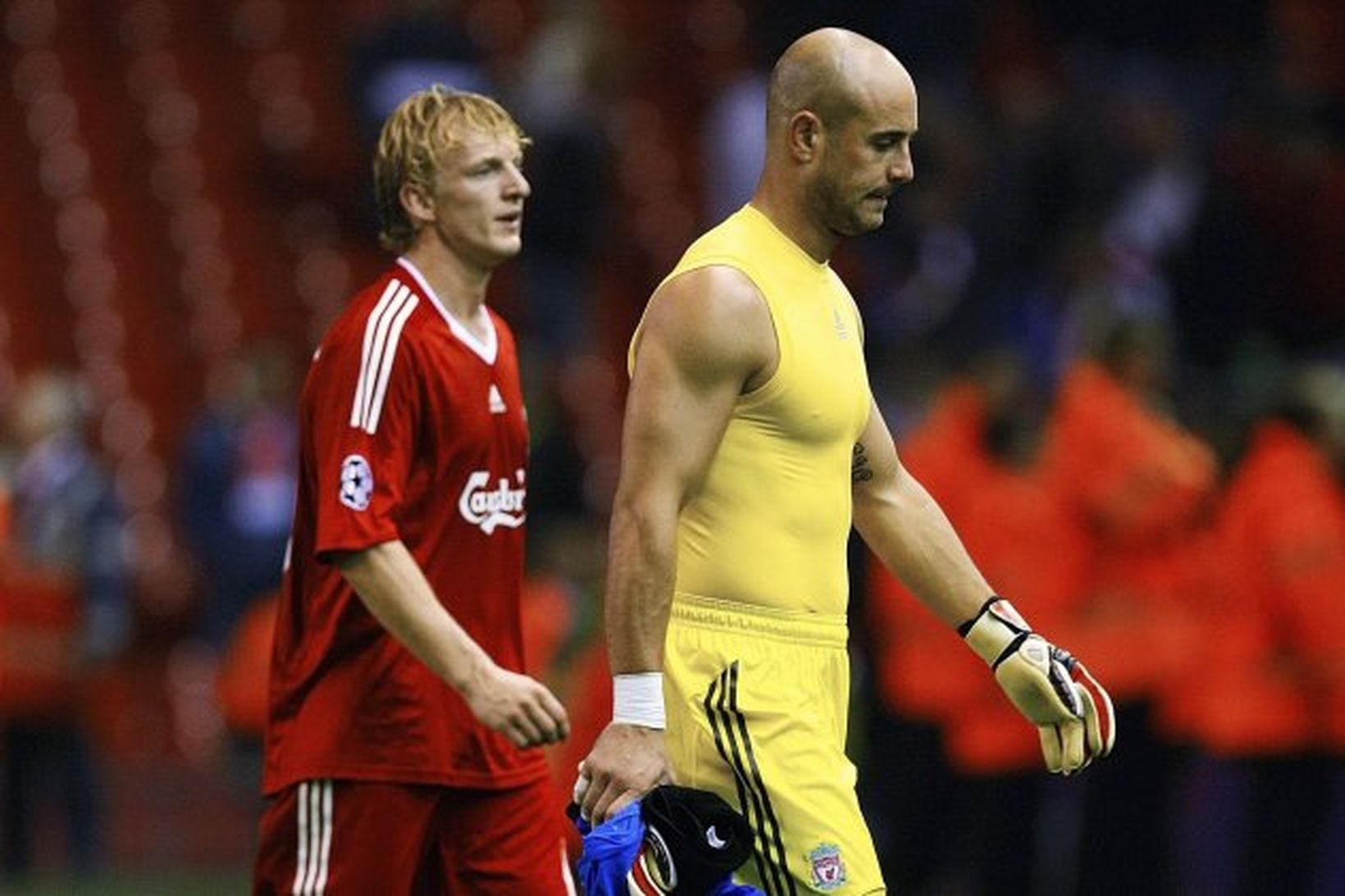 Pepe Reina og Dirk Kuyt ganga niðurlútir af leikvelli eftir …