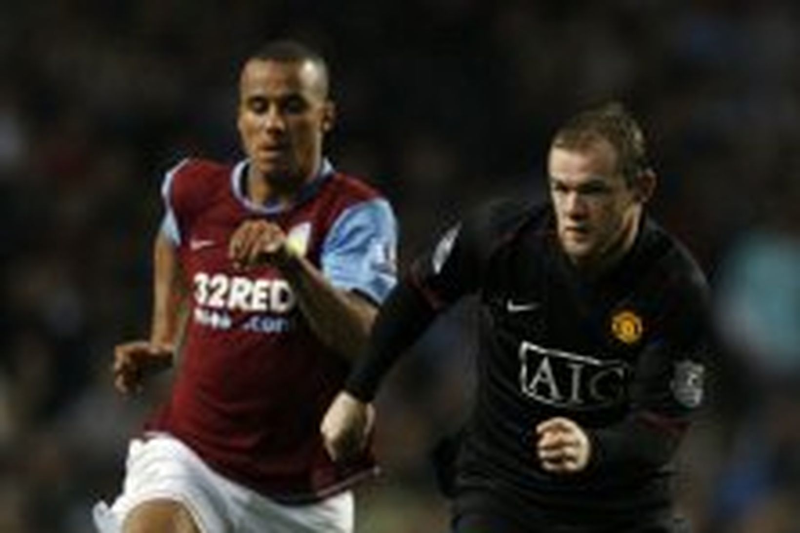 Markaskorararnir Gabriel Agbonlahor og Wayne Rooney eigast við í leiknum …