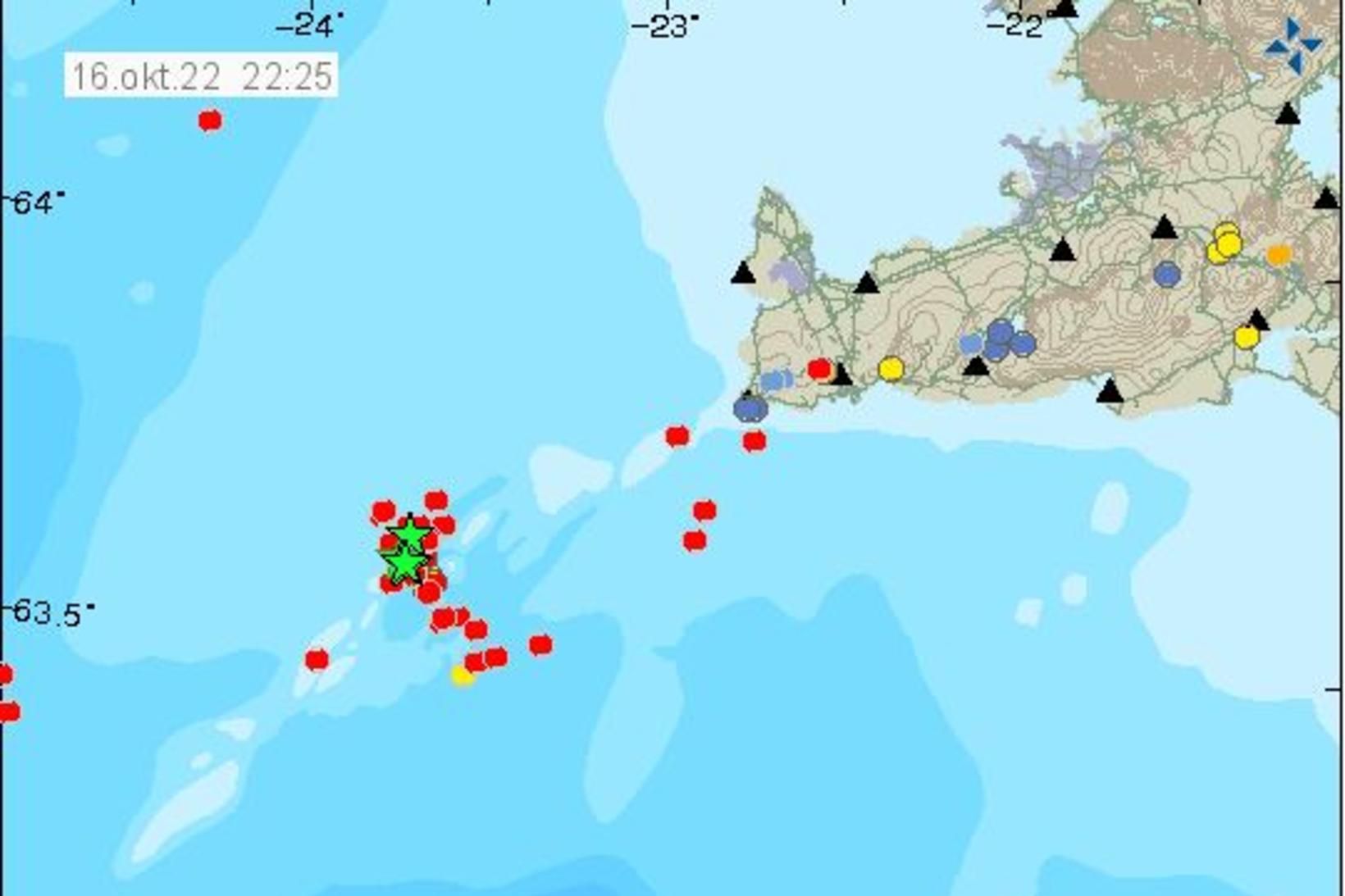 Skjálftavirknin sést greinilega á korti Veðurstofu Íslands.