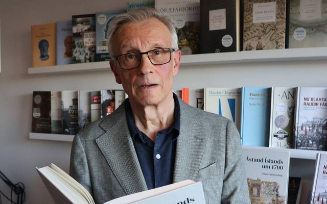„Fram hjá þessari stórfróðlegu bók verður ekki litið við ritun Íslandssögunnar nú eftir útkomu hennar.“ …