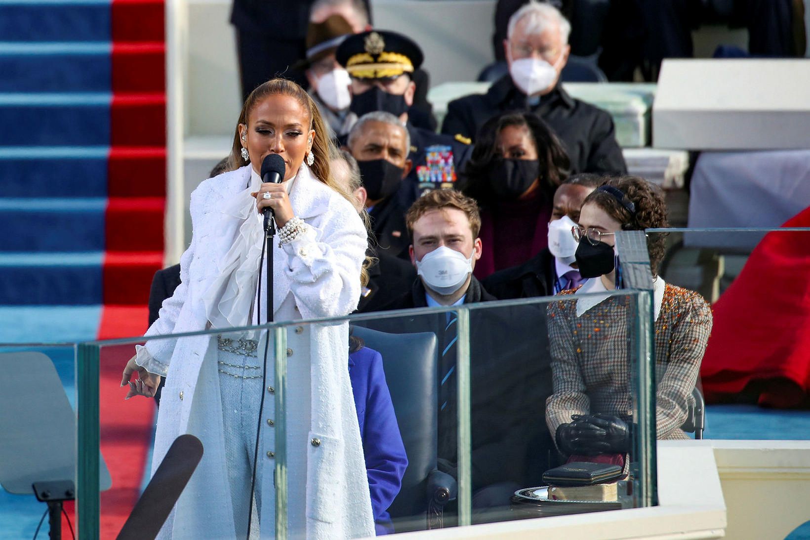 Jennifer Lopez klæddist Chanel frá toppi til táar í gær.