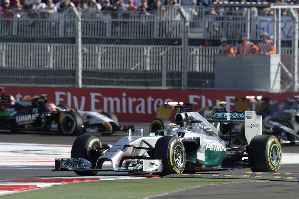 Lewis Hamilton fremstur í flokki í Sjotsí.