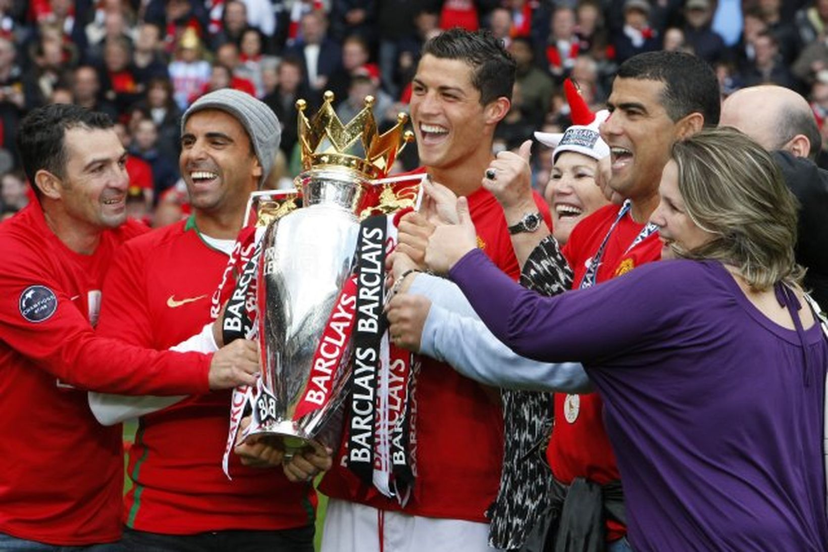 Cristiano Ronaldo með Englandsbikarinn á Old Trafford í dag.