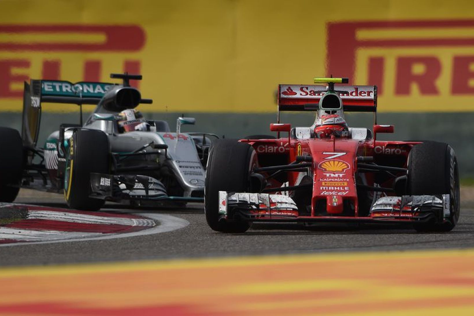Kimi Räikkönen kominn fram úr Lewis Hamilton í Sjanghæ.