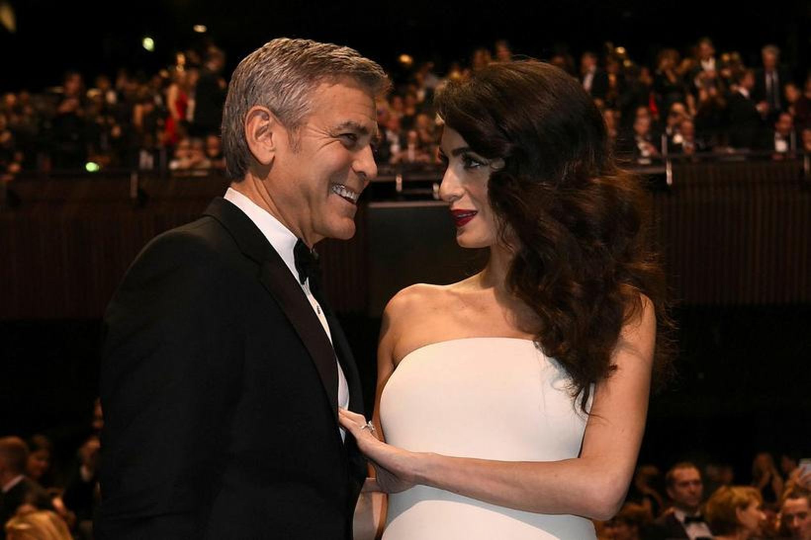 George Clooney og Amal Clooney eiga von á tvíburum.