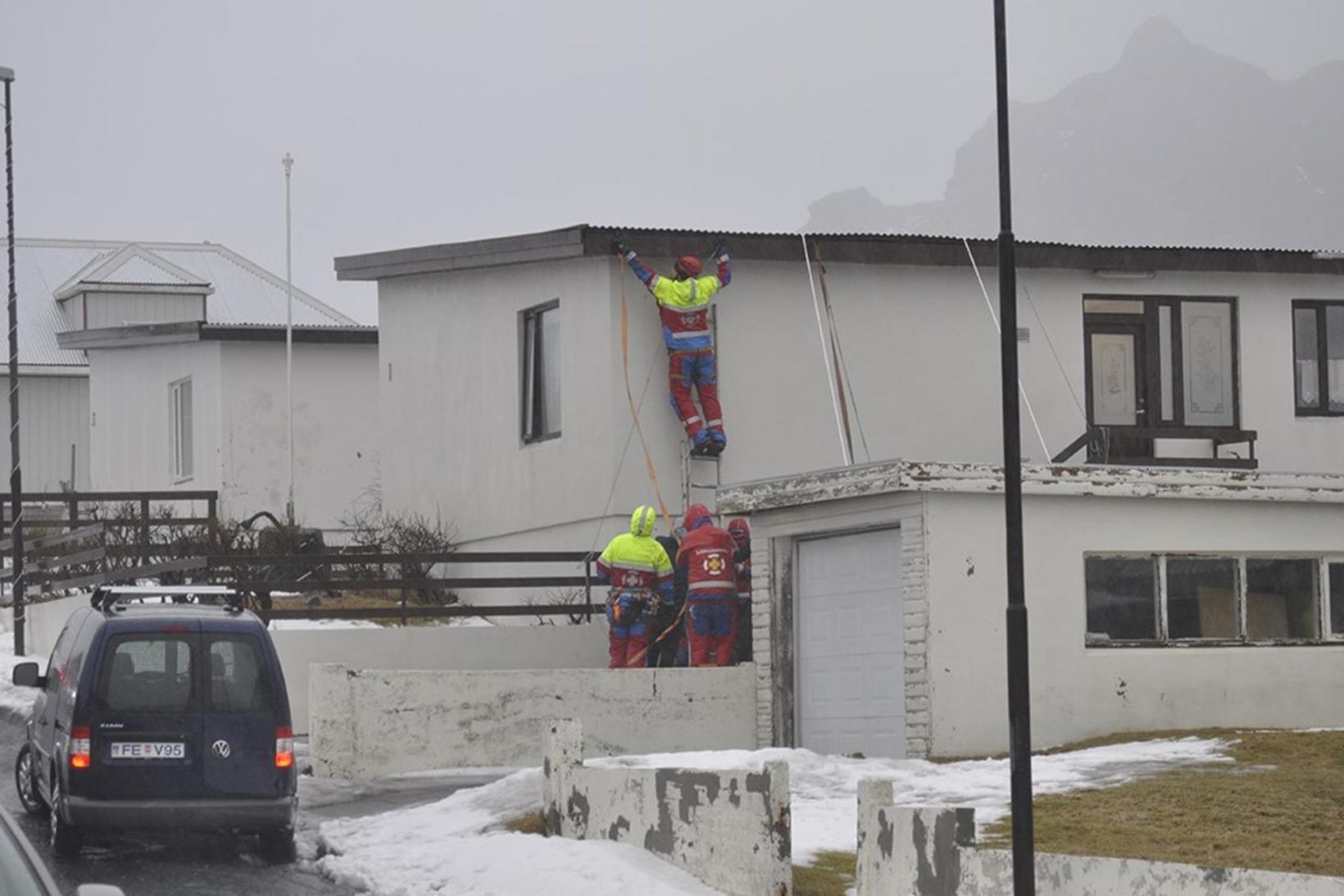 Björgunarsveitarmenn í Vestmannaeyjum koma hér í veg fyrir að þak …