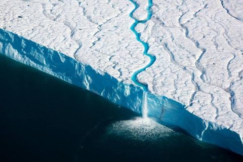 Jökulrönd Austfonna-jökulsins á Svalbarða er sú lengsta á norðurhveli jarðar, rúmlega 180 kílómetrar, og bráðnar …