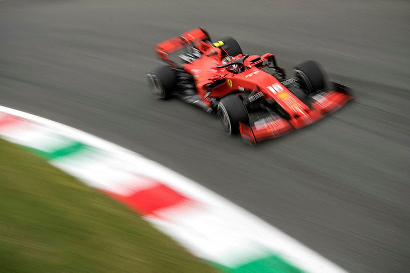 Charles Leclerc á seinni æfingunni í Monza í dag.