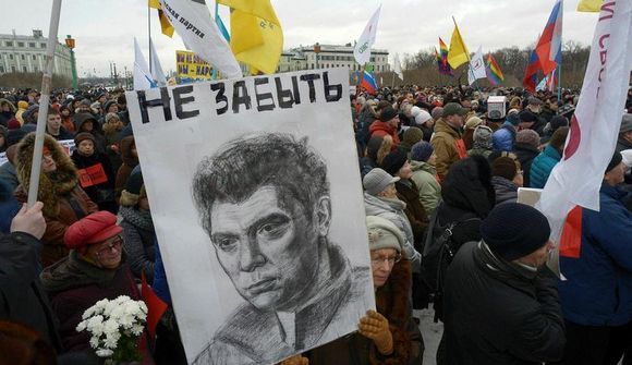 Þúsundir minntust Nemtsov