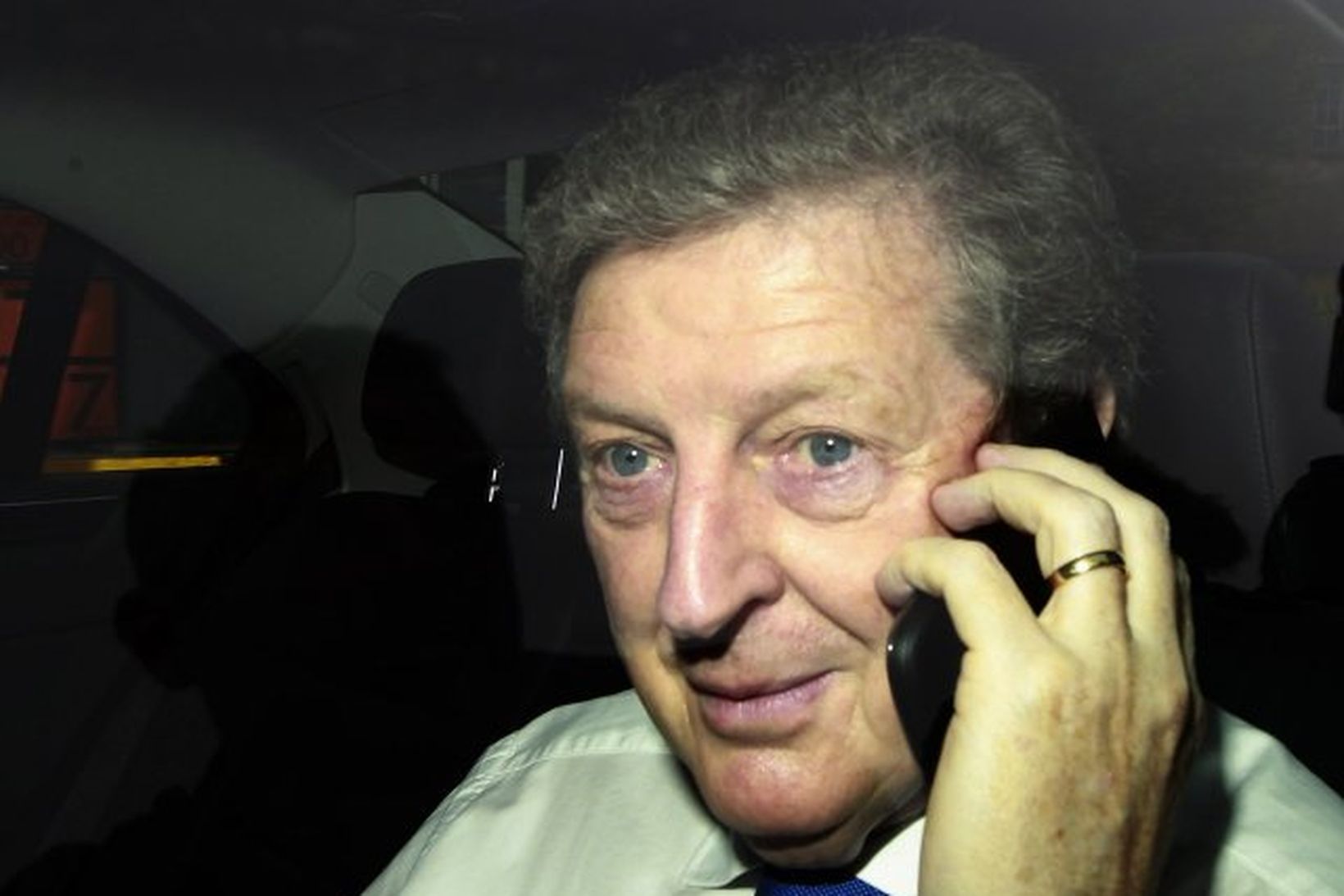 Roy Hodgson í símanum fyrir utan Wembley-leikvanginn í dag.