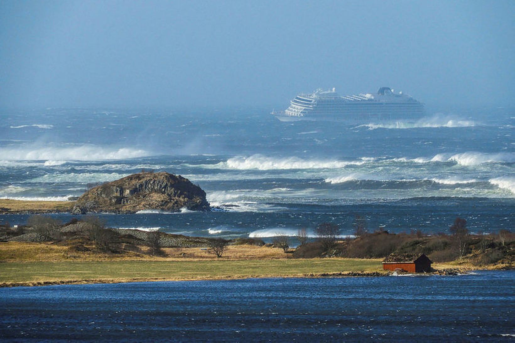 Tekist hefur að halda skipinu stöðugu, en aftakaveður er á …